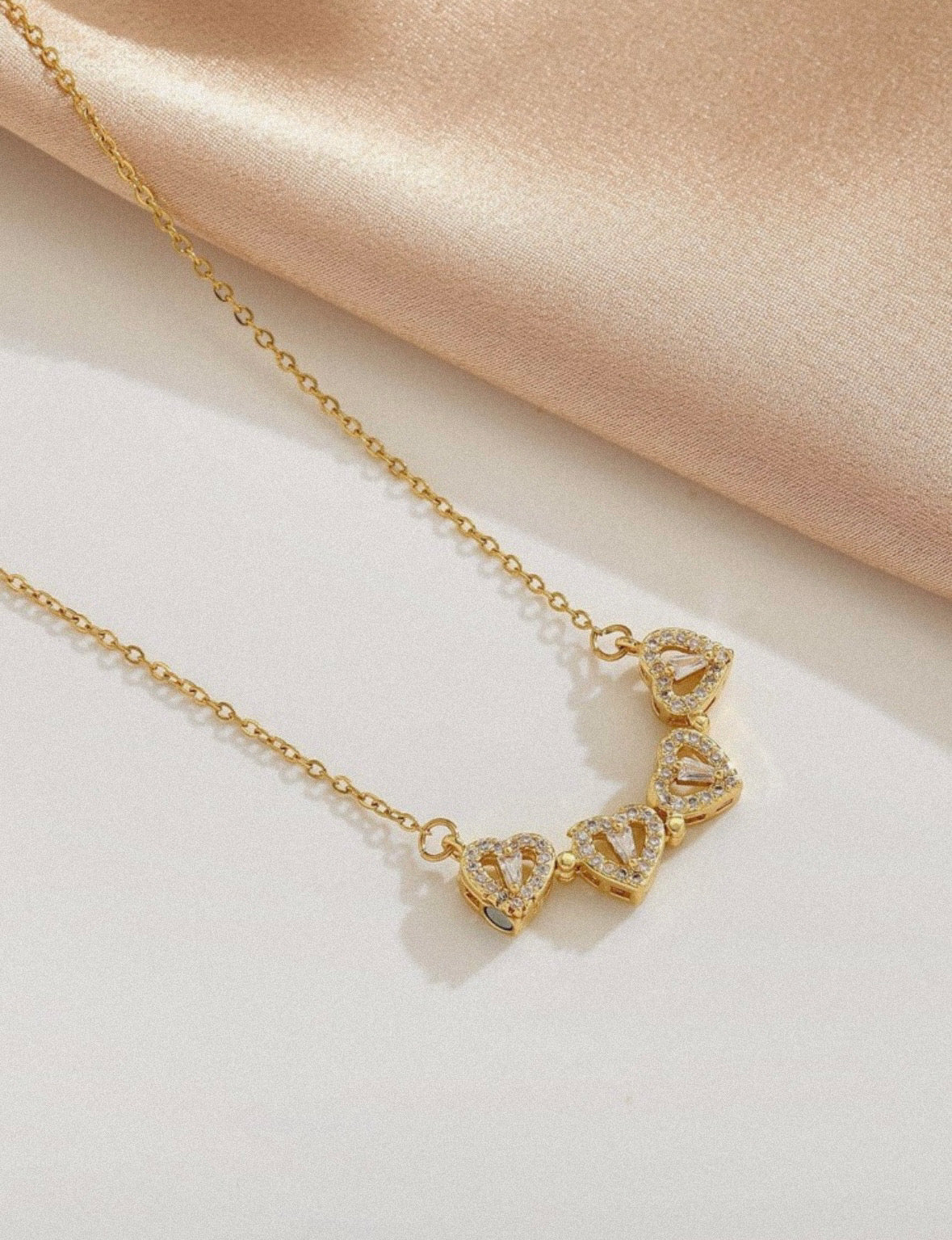Women necklace Magnetic Clover.