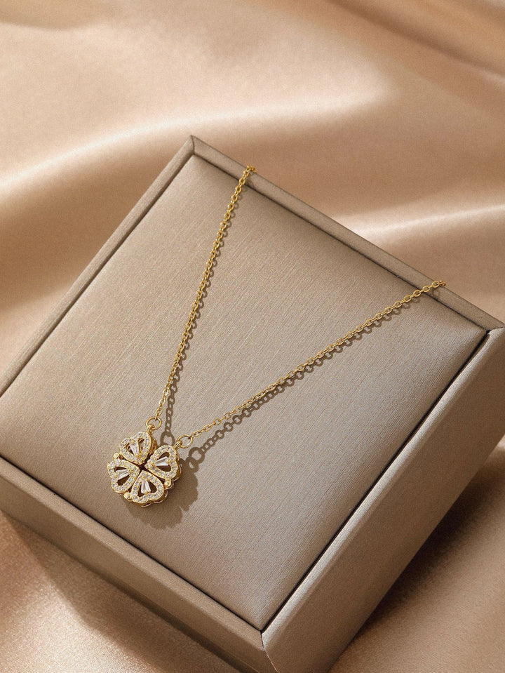 Women necklace Magnetic Clover.